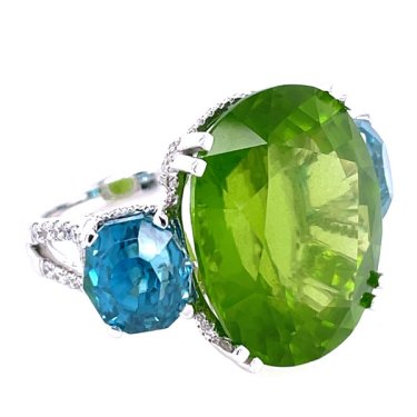 Ring in 18k white gold with 28.1 ct. oval peridot and 10.41 cts. t.w. blue zircon