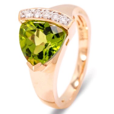 Ring in 14k rose gold with 3.1 ct. trillion peridot and diamonds