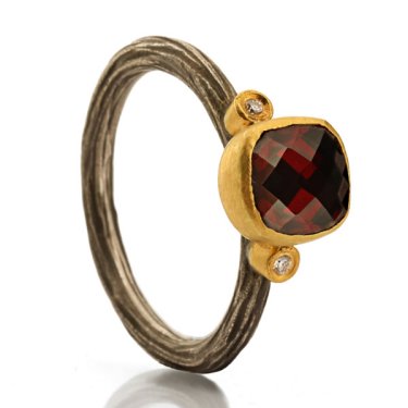 Ring in 24k yellow gold and silver with Mozambique garnet; Kurtulan