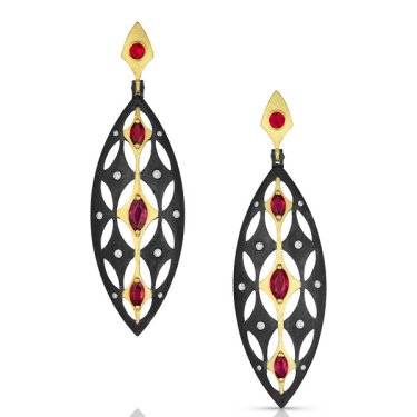 Earrings in 18k yellow gold and oxidized sterling silver