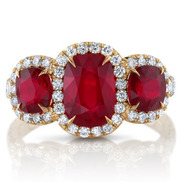 Three-stone ring in 18k yellow gold